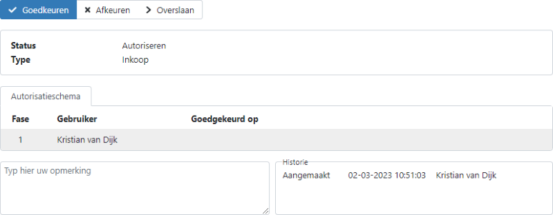Schermafbeelding van het scherm "autoriseren" in TriFact365. Bovenaan het scherm zijn de drie acties te zien: Goedkeuren, afkeuren of overslaan. Daaronder staat wat de status van het document is (autoriseren) en het type document (bijv. inkoop of verkoopfactuur). Hieronder is het tabblad "Autorisatieschema" zichtbaar waar zichtbaar is welke (andere) gebruikers het document al hebben goedgekeurd of nog moeten goedkeuren. Daaronder kan een opmerking achtergelaten worden en is de historie van het document zichtbaar.